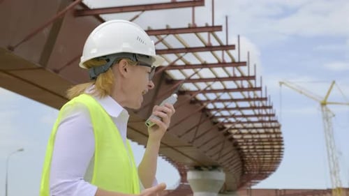 Une contremaître prête serment sur un chantier de construction
