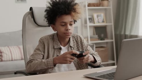 Junge spielt Computerspiel mit Controller