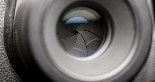 Adjusting aperture on camera lens