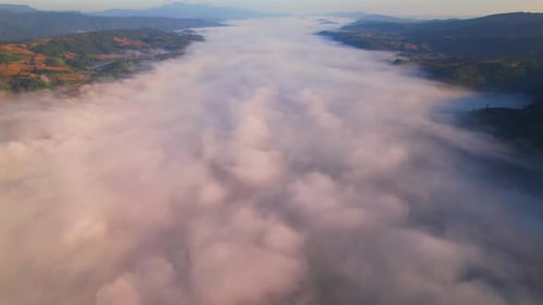 4K-Luftbild von der Drohne über Berge und Nebelmeer