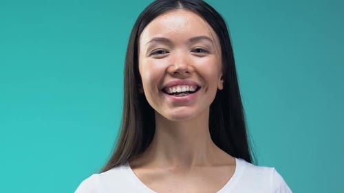 Joyeuse dame qui ferme les yeux avec des sucettes en forme de cœur, s'amuser