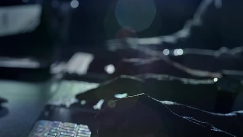 Hände von Programmierern, die auf Computertastaturen tippen