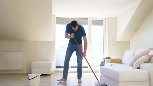 Homme à la vadrouille nettoyant le sol à la maison 39