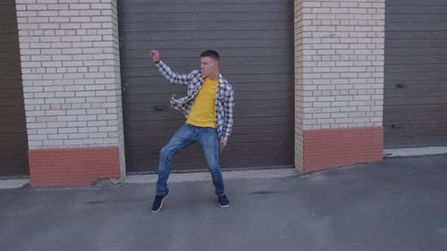 Dançando ao ar livre no estacionamento