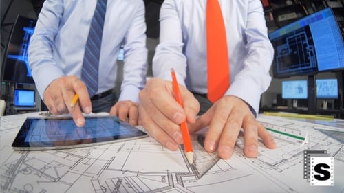 Bauingenieure arbeiten am Projekt