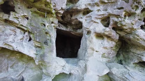 Ensemble d'un monastère troglodyte dans la forêt de Krehiv