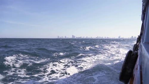 Segeln auf dem Meer von Pattaya, Strand in Thailand in der Sommersaison, urbane Stadt mit blauem Himmel