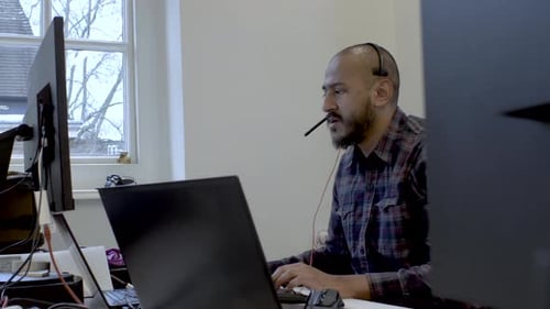 Callcenter-Mann des Betreibers, der arbeitet und auf Laptop schaut. Entspannender männlicher Profi mit Computer bei