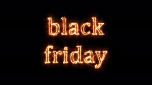 El Black Friday está en llamas. La animación en un Vídeo 4K de letras de fondo negro está ardiendo en una llama.
