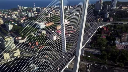 Vue d'été depuis un Drone d'une ville avec des collines au lever du soleil
