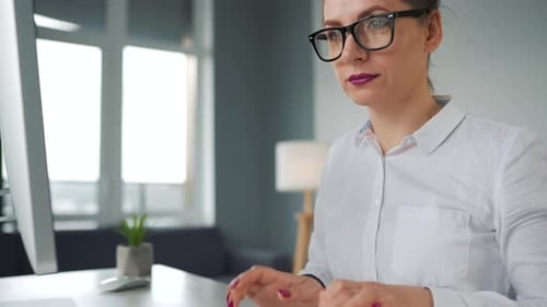 Frau tippt auf einer Computertastatur