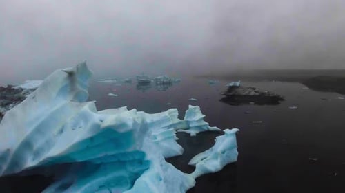 Vue aérienne par drone des icebergs dans la lagune glaciaire de Jokulsarlon en Islande