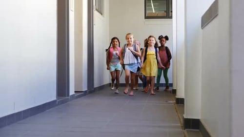 Niños en edad escolar corriendo en el pasillo