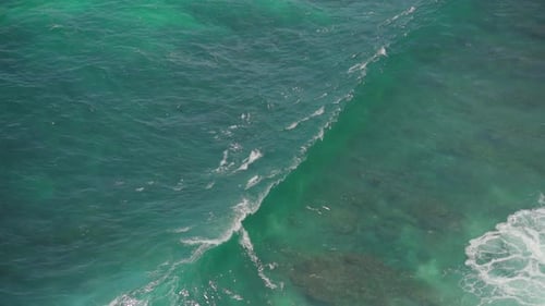 Mittlere Wellen inmitten des Ozeans in Lombok, Indonesien