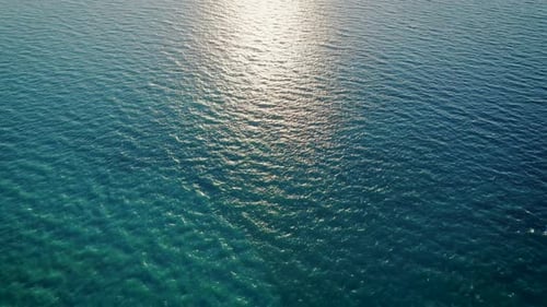 Perspective aérienne par Drone : belle texture marine transparente avec eau bleue transparente