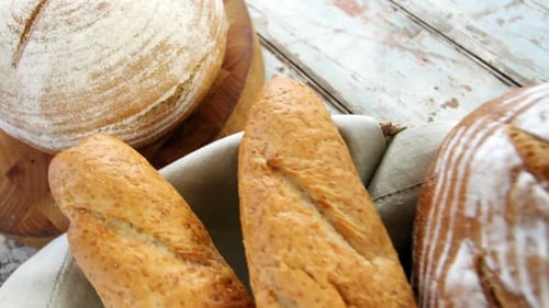 Verschiedene Brotsorten mit Weizenkörnern