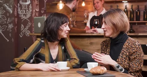 Zwei Frauen führen ein angenehmes Gespräch in einem schönen Café