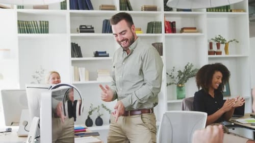 Collègues discutant au bureau