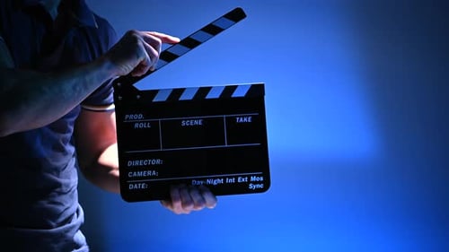 Filmproduktionsmitarbeiter mit Schindel in den Händen.