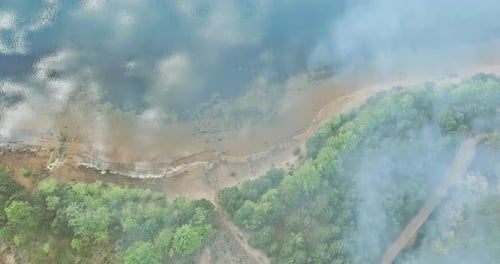 Waldbrand hat Bäume verbrannt, nachdem Waldbrände viel Rauch verschmutzt haben