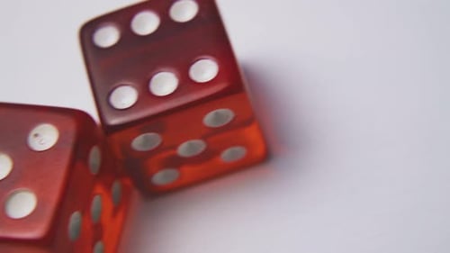 Motion Over Dices mit Punkten an den Seiten auf hellem Hintergrund