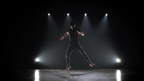 Junger Mann tanzt Breakdance im Studio