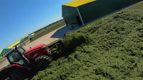 Hélicoptère volant autour de tracteurs dans un silo dans une ferme