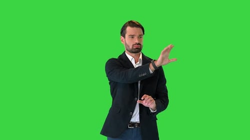 Geschäftsmann berührt einen virtuellen Bildschirm auf einem Greenscreen-Chroma-Key