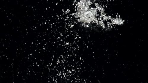 Câmera lenta de água cai no aquário em um fundo preto