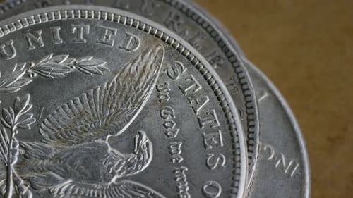 Foto rotativa de filmagens de moedas americanas antigas