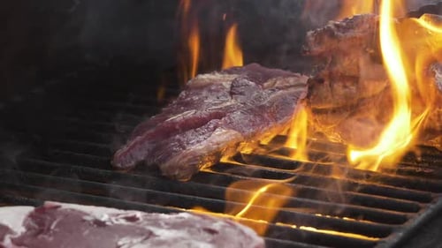 Steaks in Flammen