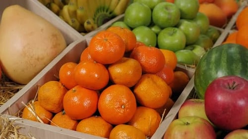 Nahaufnahme von frischem Obst in Kisten im Supermarkt