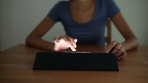 Frau arbeitet am Tablet-Computer