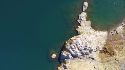 Vista desde arriba del lago alpino, toma de Zumbido