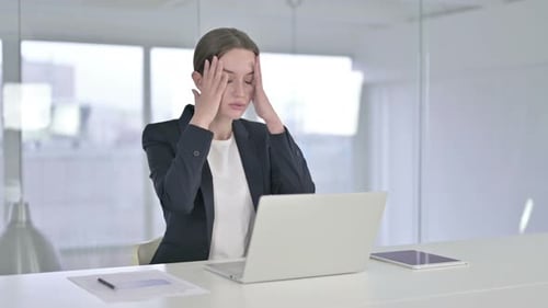 Enttäuschte junge Geschäftsfrau ärgert sich im Büro