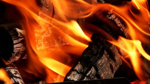 Holzfeuer und höllische Flammen