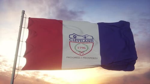Drapeau de Cleveland, ville de l'Ohio, agitant dans le vent, ciel et fond de soleil