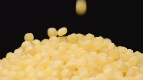 Makroaufnahme eines Couscous-Sturzes auf einem Haufen