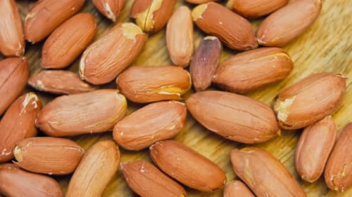 Cadre plein de cacahuètes pelées