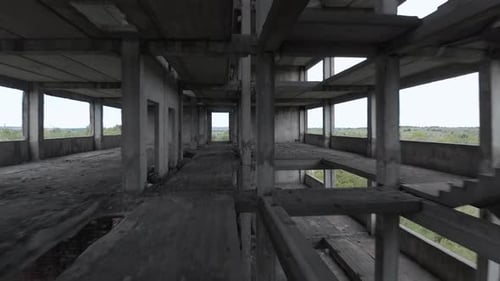 FPV Drone Flies Fast Through an Abandoned Building