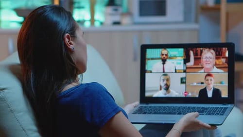 Falando sobre o relatório de venda em videoconferência