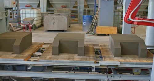 Los productos de concreto están en el transportador del almacén