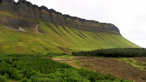 Vue aérienne de la montagne Benbulbin dans le comté de Sligo en Irlande