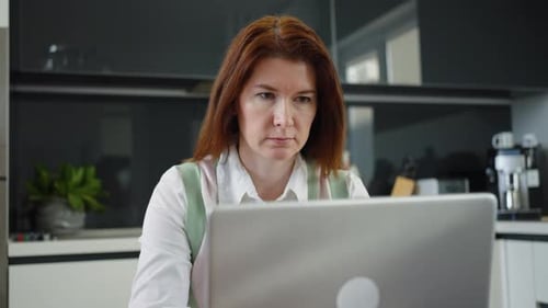 Employée externalisée travaillant sur un ordinateur portable à la maison