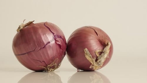 Zwei Zwiebeln mit roter Haut und weißem Fleisch Nahaufnahme 4K 2160p 30fps UltraHD kippbares Filmmaterial - Organic v