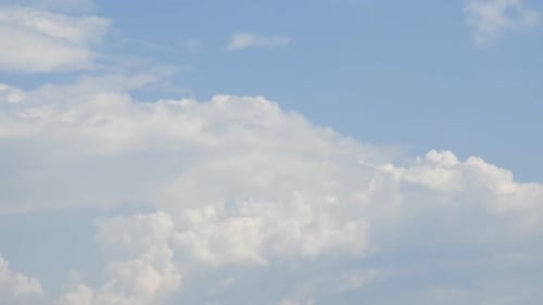 Zeitraffer von Wolkenformationen. Frühlingswolken, Zeitraffer. Blauer Himmel