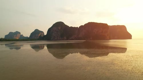 Luftaufnahme über die Bucht, wunderschöne Kalksteinberge am Strand