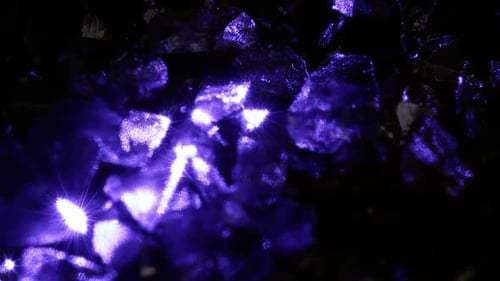 Lueur violette qui brille sur de petits rochers