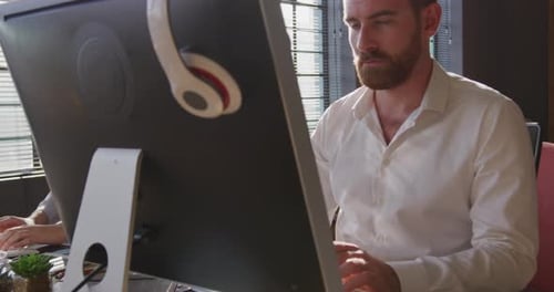 Jeunes professionnels de la création travaillant dans un bureau moderne