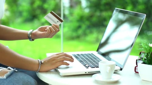 Mädchen kauft Online-Produkte